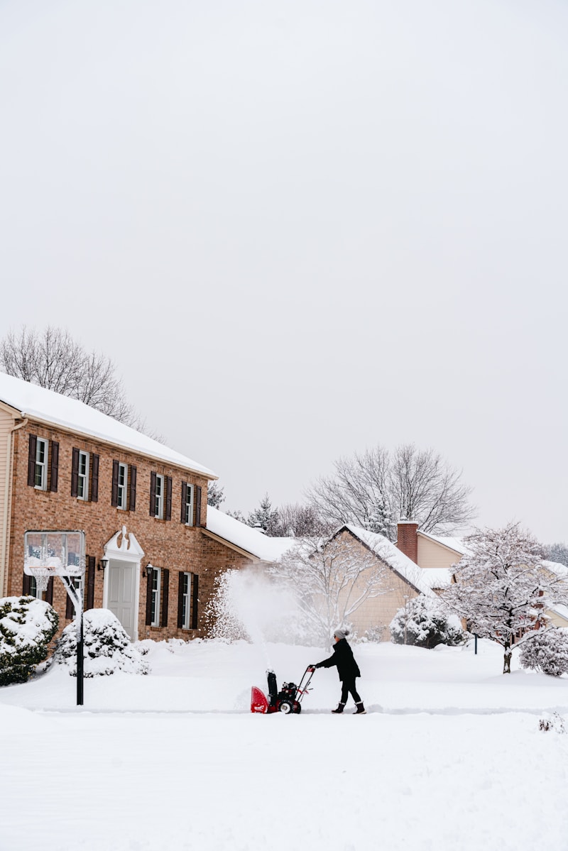 Déneigement résidentiel d'entrée et allée après tempête hivernale